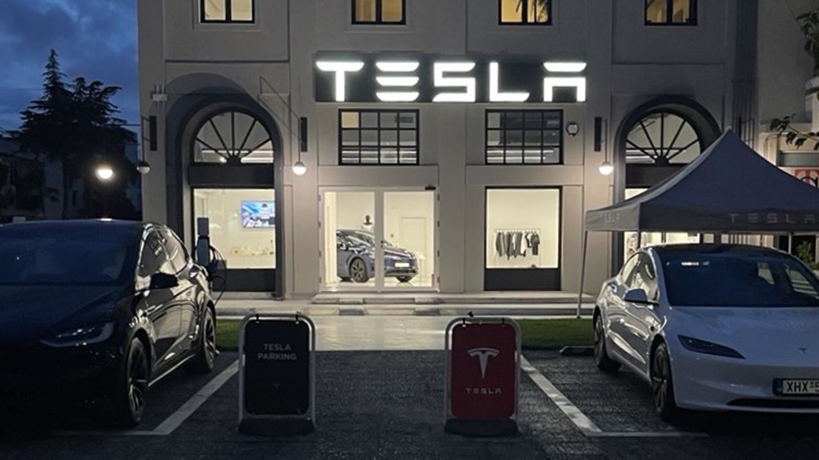 Μετακόμιση σε νέο κατάστημα για την Tesla